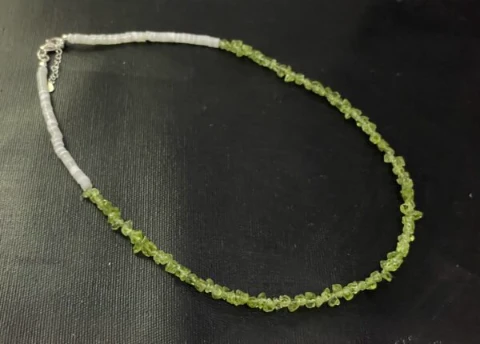 Necklace in green peridot and white shell