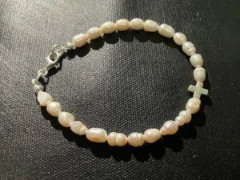 Bracelet in baroque white pearl and 925 silver cross