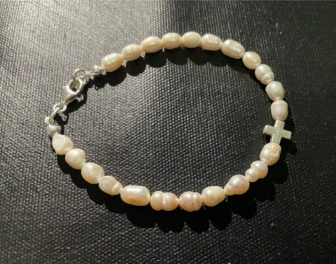 Bracelet in baroque white pearl and 925 silver cross