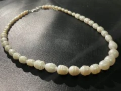 Necklace in baroque white pearl