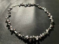 Necklace in black baroque shell with 925 silver bar