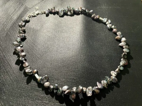 Necklace in black baroque shell with 925 silver bar