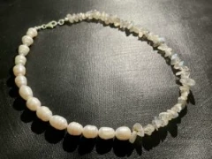 Necklace in baroque white pearl and clear quartz