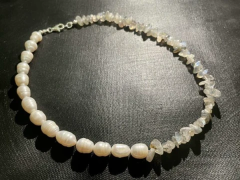 Necklace in baroque white pearl and clear quartz