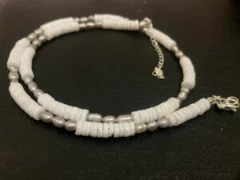 Necklace in grey baroque pearl and white shell