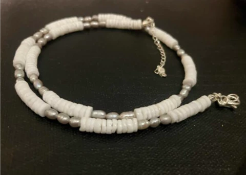 Necklace in grey baroque pearl and white shell