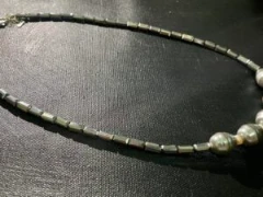 Necklace in grey pearl shaped shell and grey glass bead