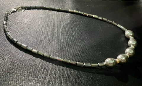 Necklace in grey pearl shaped shell and grey glass bead