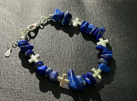 Bracelet in lapis lazuli natrual chip and multiple 925 silver cross