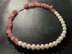 Necklace in baroque white pearl and rose quartz