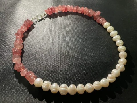 Necklace in baroque white pearl and rose quartz