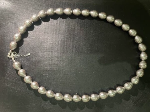 Necklace in grey pearl shaped shell