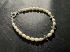 Bracelet in baroque white pearl and 3x 925 silver crosses