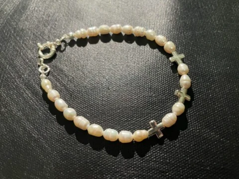 Bracelet in baroque white pearl and 3x 925 silver crosses