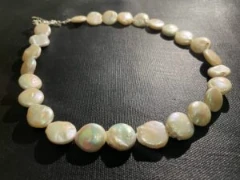 Necklace in white baroque pearl