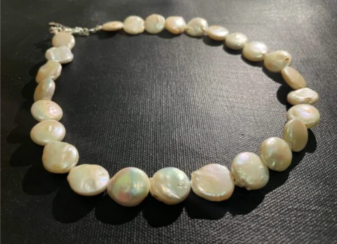 Necklace in white baroque pearl