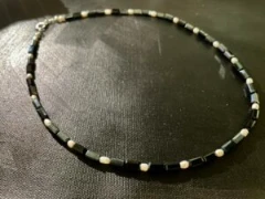 Necklace in white baroque pearl and black glass bead
