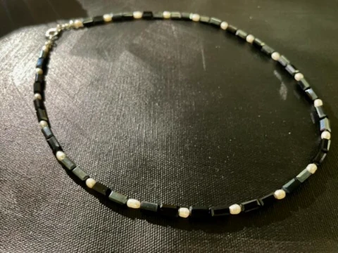 Necklace in white baroque pearl and black glass bead