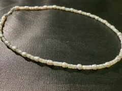 Necklace in white baroque pearl and white shell