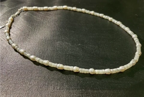 Necklace in white baroque pearl and white shell