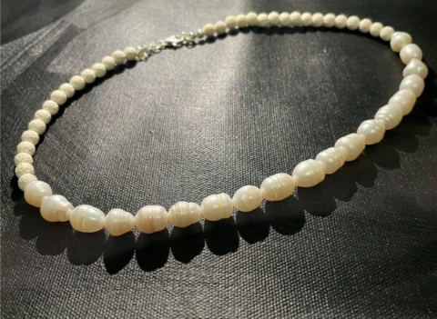 Necklace in baroque white pearl and white lave stone bead