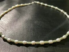 Necklace in white baroque pearl and jade green glass bead