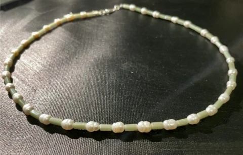 Necklace in white baroque pearl and jade green glass bead