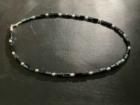 Necklace in black glass bead with grey baroque pearl