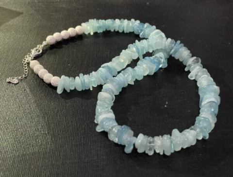 Necklace in aquamarine quartz and white lava stone