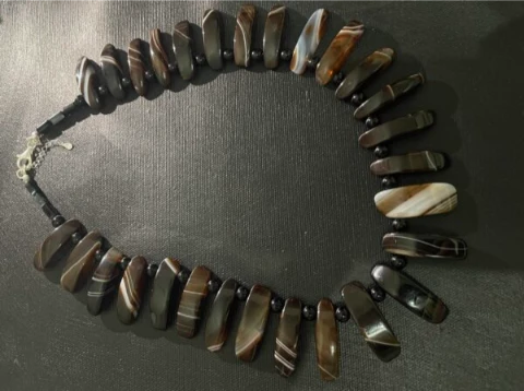 Necklace in verigated agate