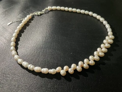 Necklace in white baroque pearl with pattern front.