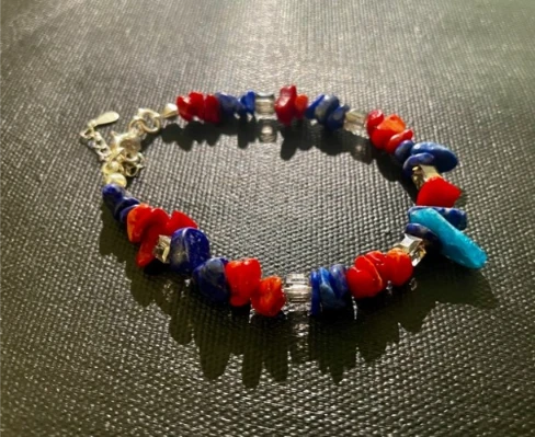 Bracelet in red coral, blue apitate and glass bead