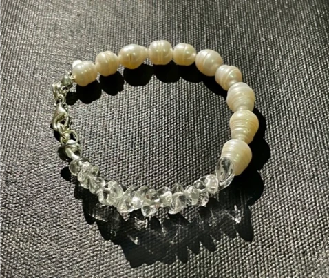 Bracelet in baroque pearl and clear quartz