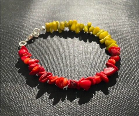 Bracelet in yellow-green coral and red coral stone