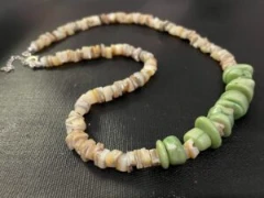 Necklace in round green coral and natural shell chips
