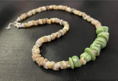Necklace in round green coral and natural shell chips