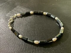 Bracelet in black white baroque pearl and black glass beads