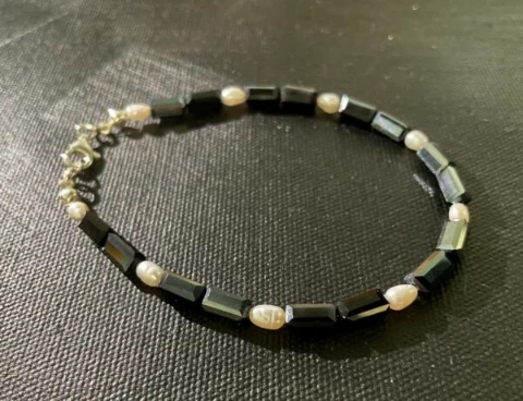 Bracelet in black white baroque pearl and black glass beads