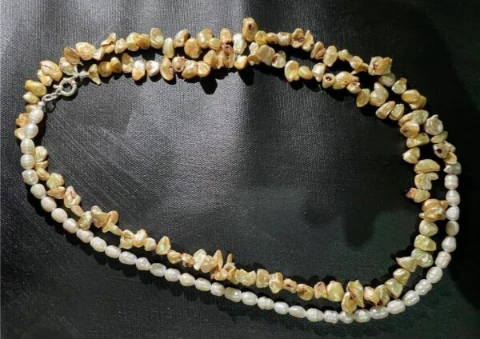 Necklace in gold colour baroque pearl and pearl shell