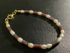 Bracelet in baroque white pearl and aubergine glass bead