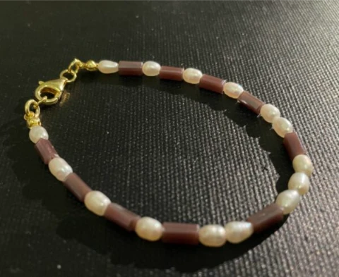 Bracelet in baroque white pearl and aubergine glass bead