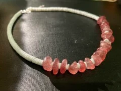 Necklace in rose quartz and white shell