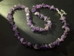 Necklace in purple amethyst chips