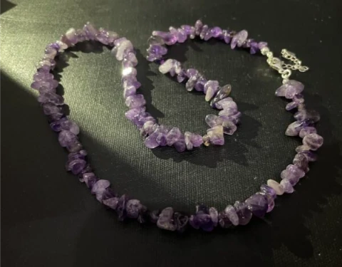 Necklace in purple amethyst chips