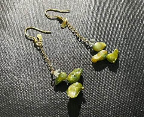 Earrings in coloured pearl shell, open loop and chain in 18kt gold vermeil