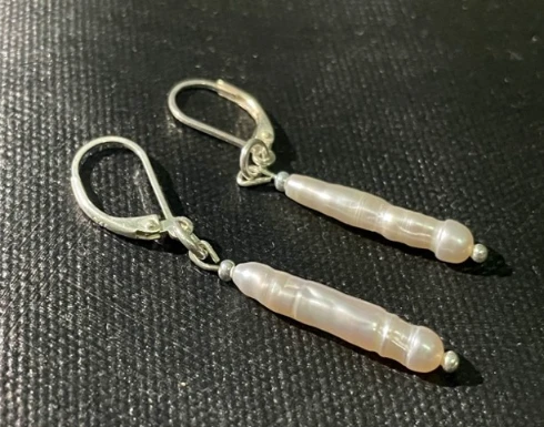 Earrings in white baroque pearl and closed hoop in 925 silver