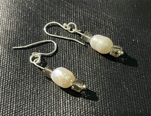 Earrings in white baroque pearl, glass bead,  open hoop in 925 silver