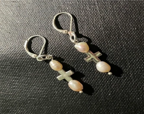 Earrings in white baroque pearl, silver cross and closed hoop 925 silver