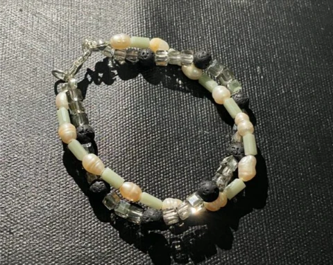 Double twist bracelet in white baroque pearl