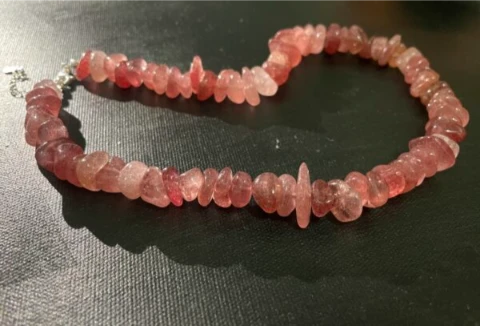 Necklace in rose quartz